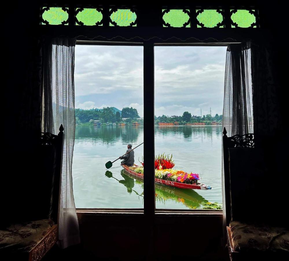 Houseboat Lily Of Nageen Srīnagar Kültér fotó