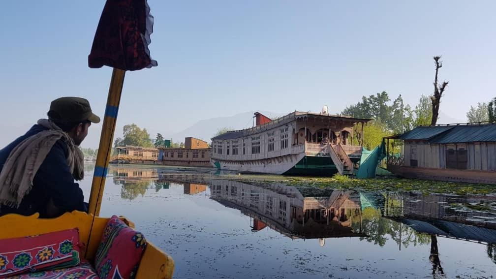 Houseboat Lily Of Nageen Hotel Srīnagar Kültér fotó