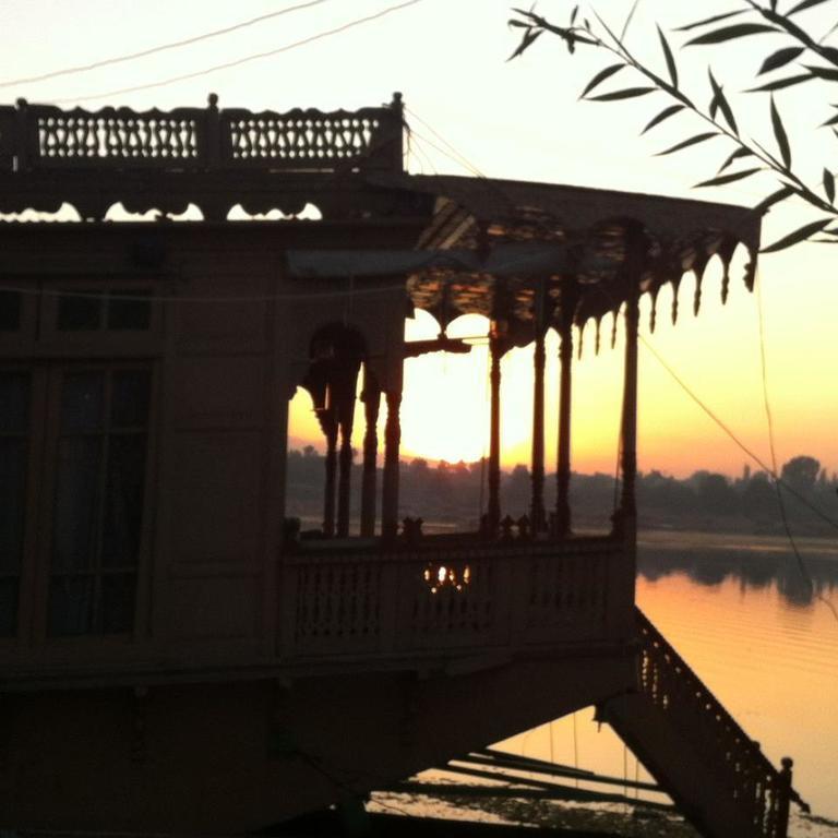 Houseboat Lily Of Nageen Srīnagar Kültér fotó