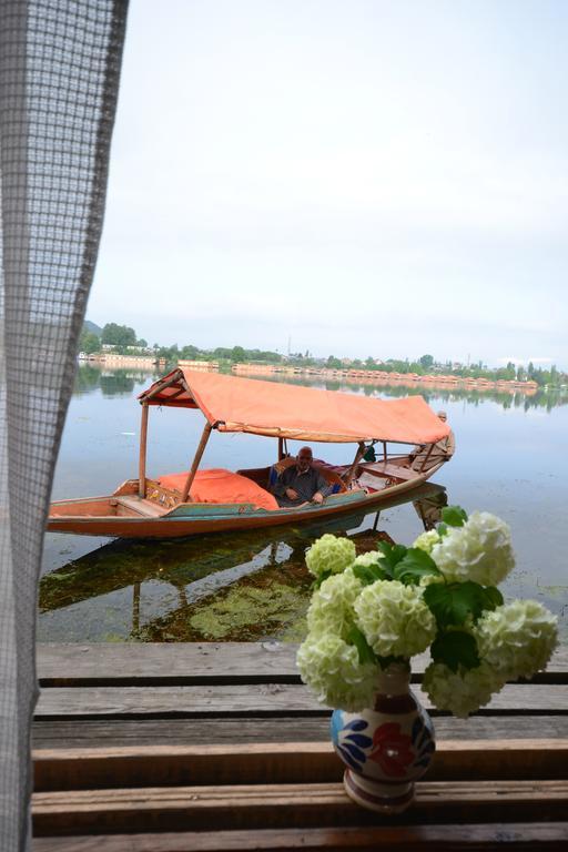 Houseboat Lily Of Nageen Srīnagar Kültér fotó