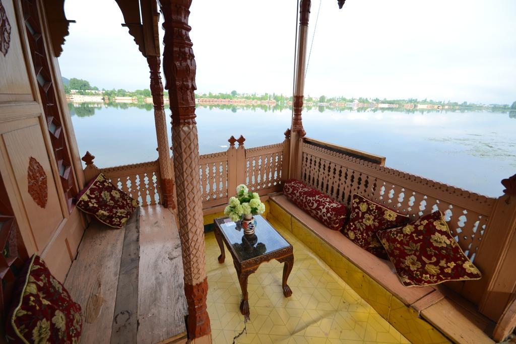 Houseboat Lily Of Nageen Hotel Srīnagar Kültér fotó