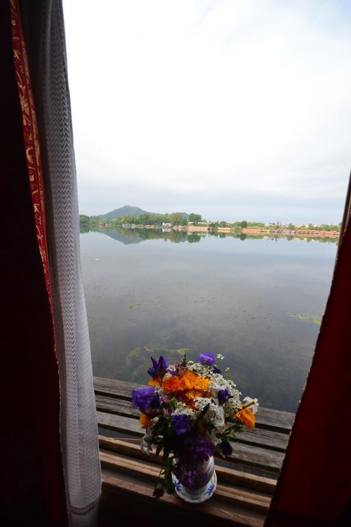 Houseboat Lily Of Nageen Srīnagar Kültér fotó